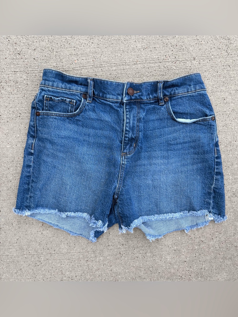 LOFT High Rise Raw Hem Denim Shorts 3” Medium Wash Size 26 / 2 Made And Loved